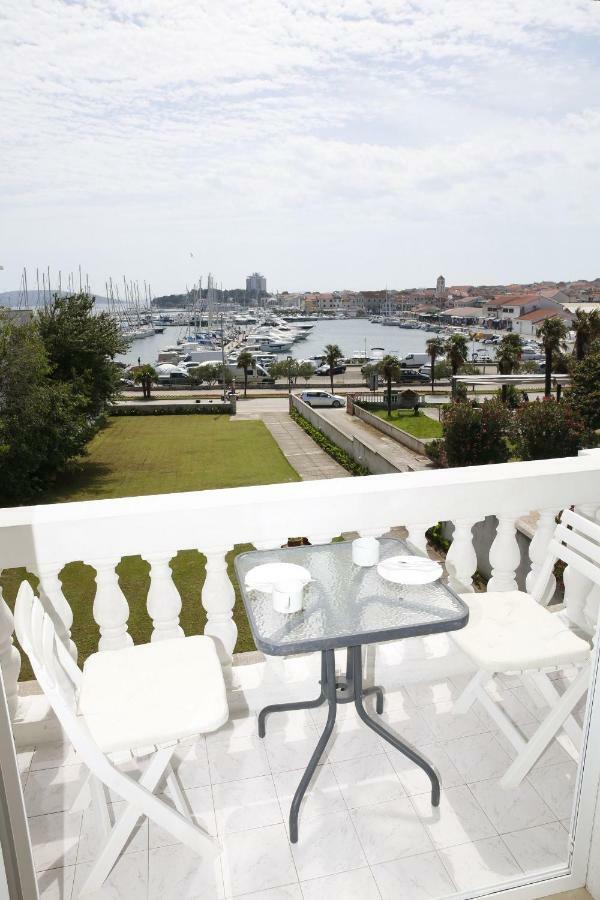 Apartment And Rooms Villa Kolonada Βόντιτσε Εξωτερικό φωτογραφία